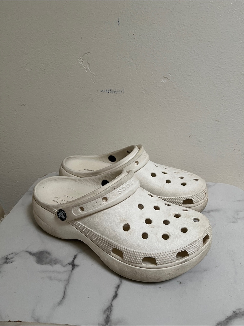 CROCS White Classic Unisex Clog Sandals